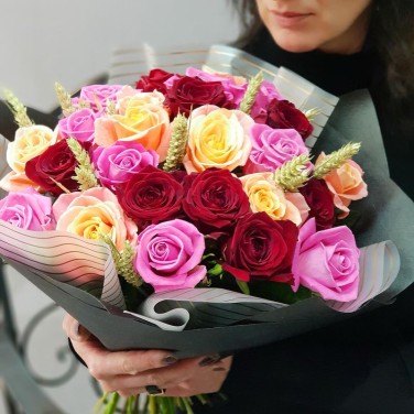 Букет из 25 разноцветных роз с пшеницей