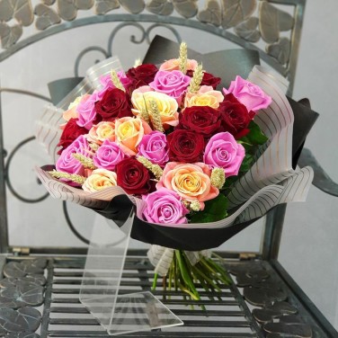Букет из 25 разноцветных роз с пшеницей