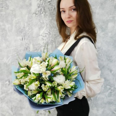 Авторский букет из альстромерии, хлопка и черничника