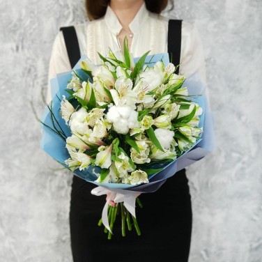 Авторский букет из альстромерии, хлопка и черничника