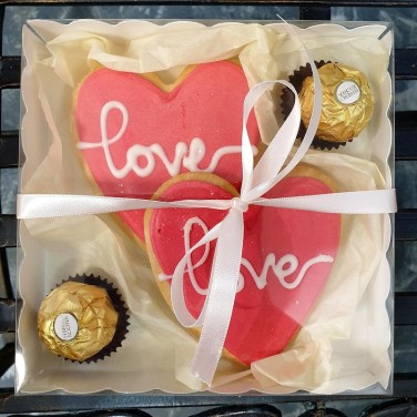 Коробочка с сладкими сердцами ручной работы и конфетами