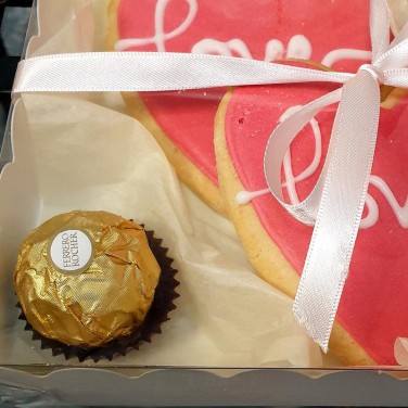 Коробочка с сладкими сердцами ручной работы и конфетами