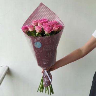 Розы в упаковке 9 минут ожидания