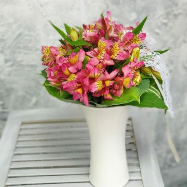 Композиция из альстромерий  в офис