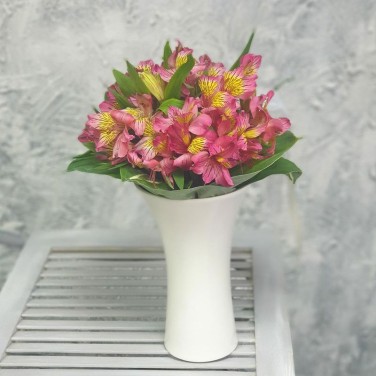Композиция из альстромерий  в офис