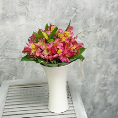 Композиция из альстромерий  в офис