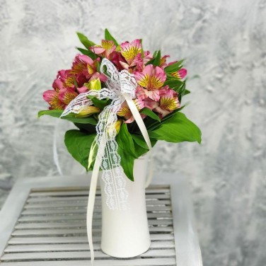 Композиция из альстромерий  в офис