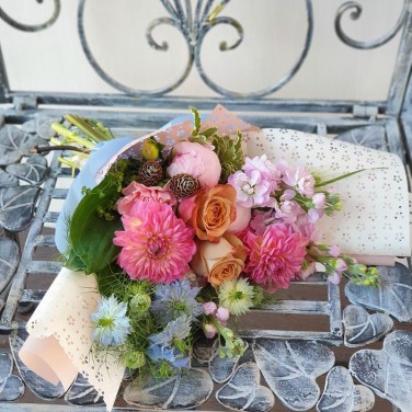 Современный букет из роз и георгин Тёплый вечерок