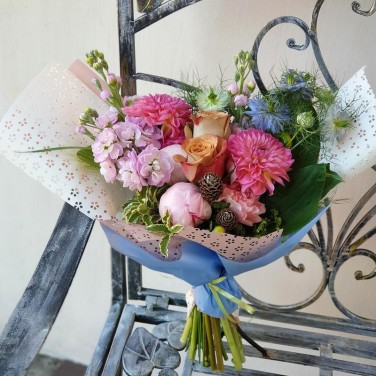 Современный букет из роз и георгин Тёплый вечерок