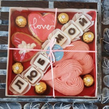 Подарочный набор из безе, конфет Ферреро Роше и печений - Любимой
