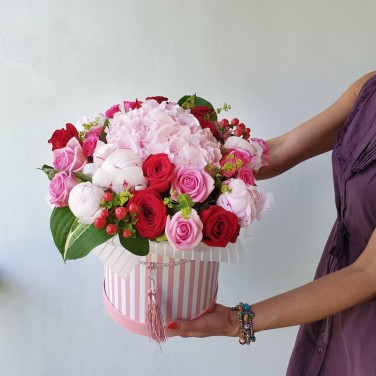 Букет из гортензии пионов и роз в шляпной коробке К Элизе