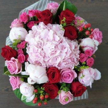 Букет из гортензии пионов и роз в шляпной коробке К Элизе