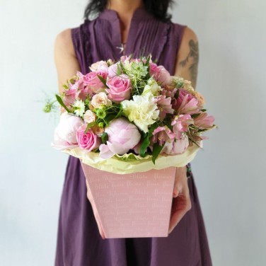 Букет из пионов и роз в коробке Первый бал