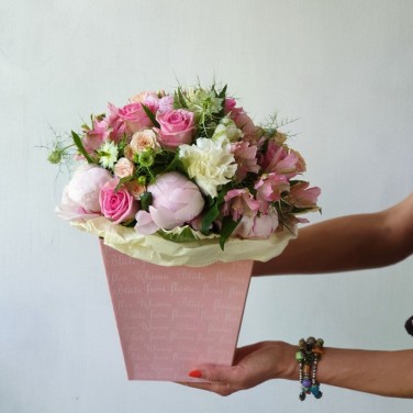 Букет из пионов и роз в коробке Первый бал