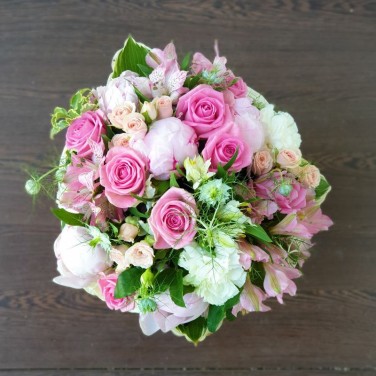 Букет из пионов и роз в коробке Первый бал