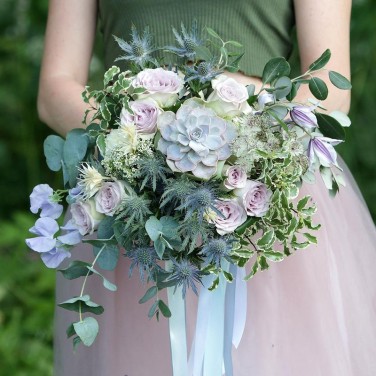 Нежный букет с голубой розой и клематисом. Серия Магия защиты