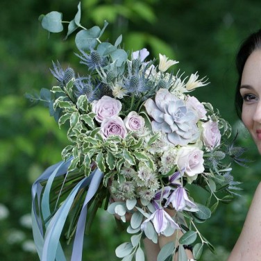 Нежный букет с голубой розой и клематисом. Серия Магия защиты