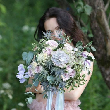 Нежный букет с голубой розой и клематисом. Серия Магия защиты