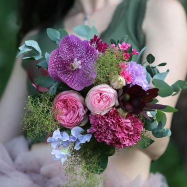 Компактный букет из пионовидных роз и орхидеи. Серия Магия желаний