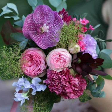 Компактный букет из пионовидных роз и орхидеи. Серия Магия желаний