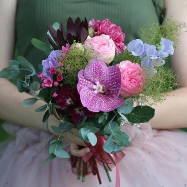 Компактный букет из пионовидных роз и орхидеи. Серия Магия желаний