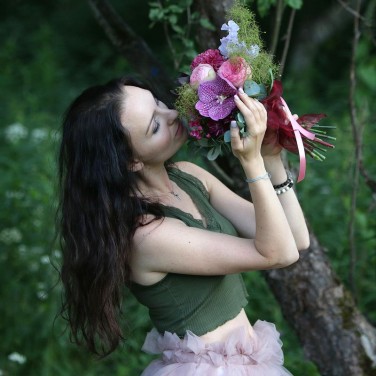 Компактный букет из пионовидных роз и орхидеи. Серия Магия желаний