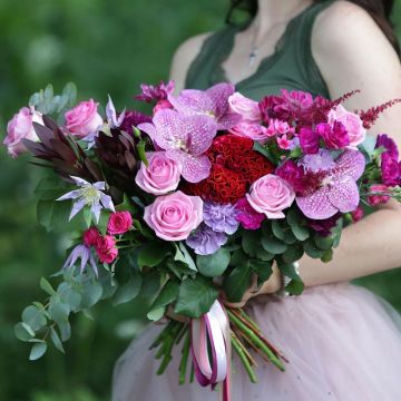 Современный букет из роз и орхидей. Серия Магия желаний