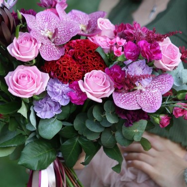 Современный букет из роз и орхидей. Серия Магия желаний