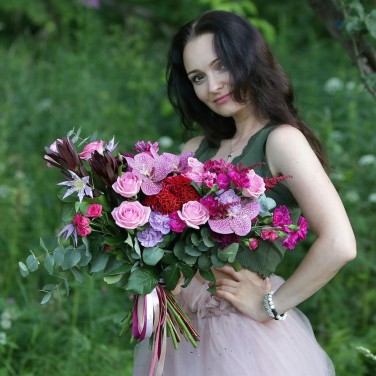 Современный букет из роз и орхидей. Серия Магия желаний