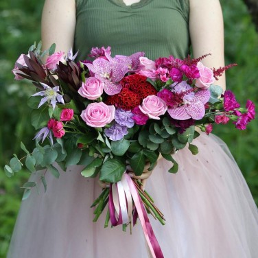 Современный букет из роз и орхидей. Серия Магия желаний