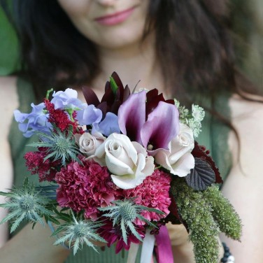 Прекрасный букет с каллами, розой и латирусом. Серия Магия желаний