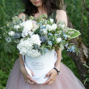 Шикарный белый букет в коробке. Серия Магия защиты