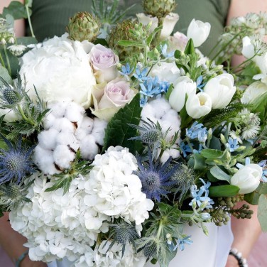 Шикарный белый букет в коробке. Серия Магия защиты