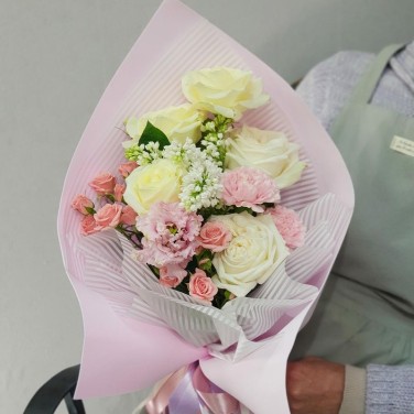 Нежный букетик с розами и сиренью