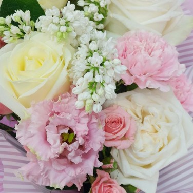 Нежный букетик с розами и сиренью