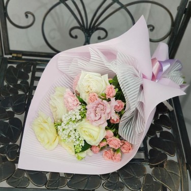 Нежный букетик с розами и сиренью