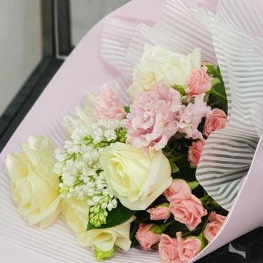 Нежный букетик с розами и сиренью