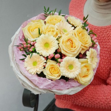 Нежный букет из гербер и гиперикума