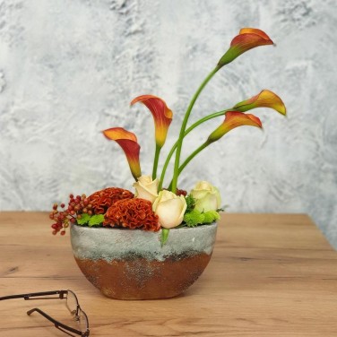 Настольная композиция из калл и роз