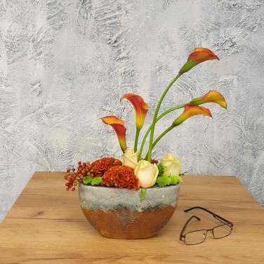 Настольная композиция из калл и роз