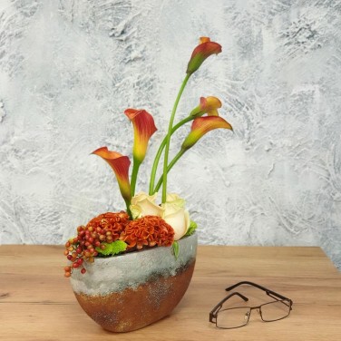 Настольная композиция из калл и роз