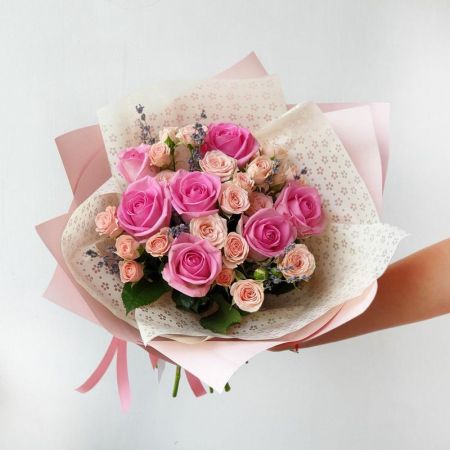 Букет из одноголовых и кустовых роз с лавандой Нотки Лаванды