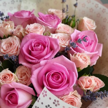 Букет из одноголовых и кустовых роз с лавандой Нотки Лаванды