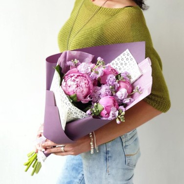 Стильный букет из пионов Малиновый рассвет