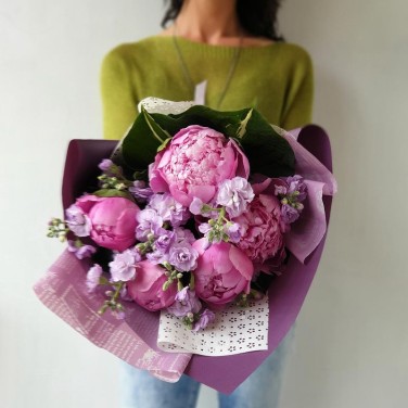 Стильный букет из пионов Малиновый рассвет