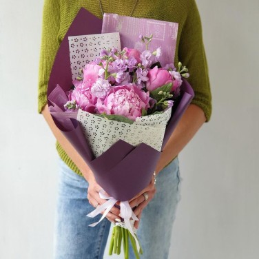 Стильный букет из пионов Малиновый рассвет