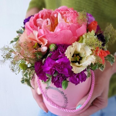 Шляпная коробка с пионом Дюймовочка