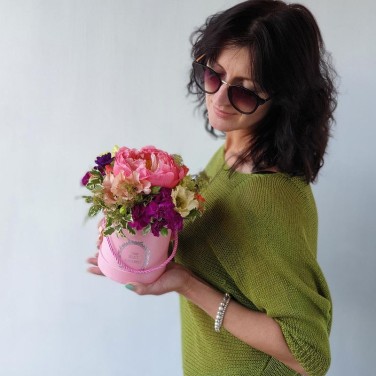 Шляпная коробка с пионом Дюймовочка