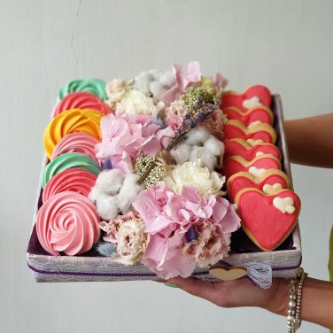 Композиция с безе и печеньями