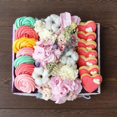 Композиция с безе и печеньями